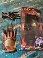 NECA – A Nightmare On Elm Street – Freddy Krueger Glove Prop Replica