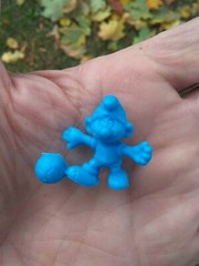 RARE OFFICIAL 1983 PEYO BLUE SMURF WITH SOCCER BALL MINI MICRO FIGURE TOY