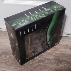 Mezco MDS Alien 1979 Deluxe Xenomorph 7″ Stylized Figure Set PRE-OWNED