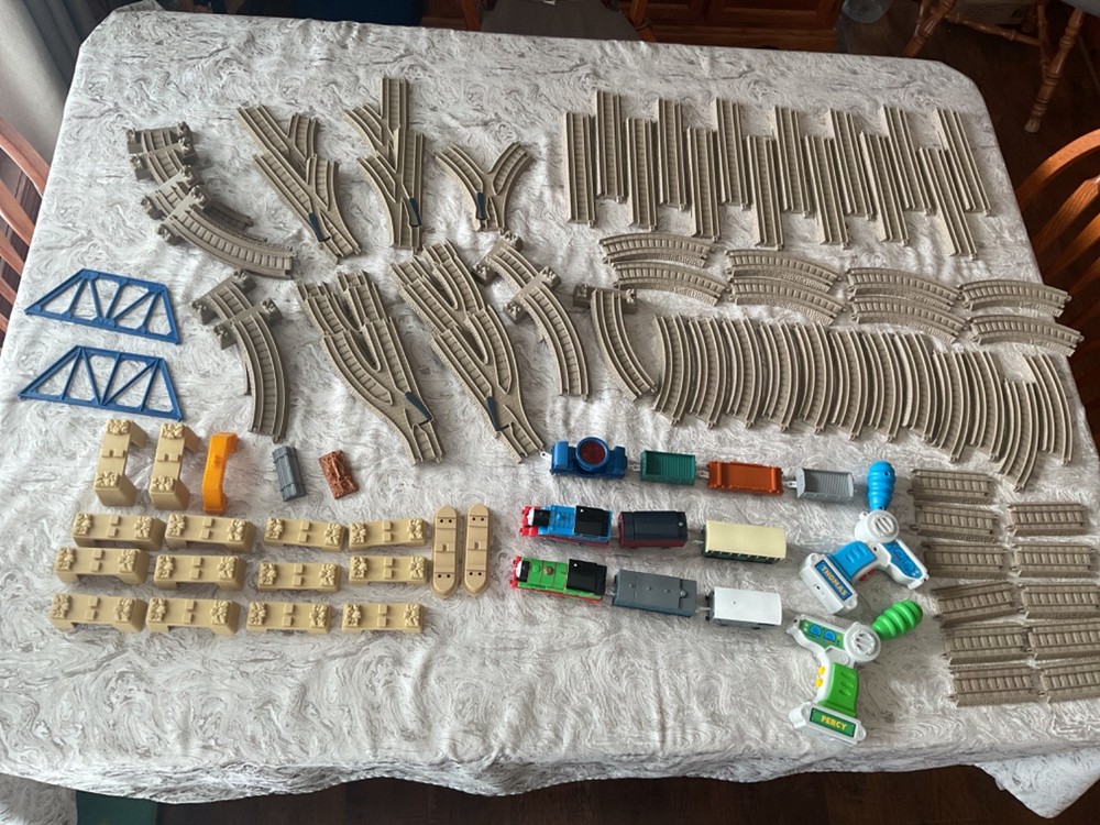 Thomas Train Trackmaster Beige Track Pieces Lot of 100 PARTS. 2009 Mattel