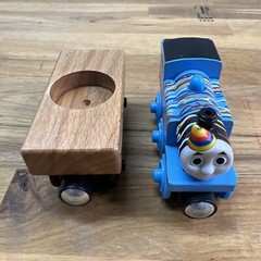 Thomas The Train & Friends Birthday Thomas Engine & Cake Cargo Car Y4501