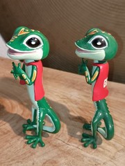 Toy Lot of 2 Geico Gecko Advertising Dolls With Capes Vinyl Figurines 4″ Tall