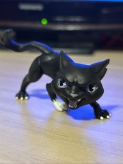 Warrior Cats SCOURGE Mini Figure Wave 1 Black Cat Erin Hunter