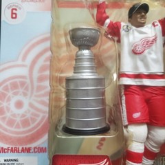 STEVE YZERMAN Detroit Red Wings McFarlane NHL Series 6 Figure w Stanley Cup