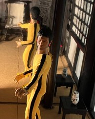 BRUCE LEE 1:6 ENTER THE DRAGON/GAME OF DEATH BOXED SET OF 2 +XTRA HANDS & STANDS