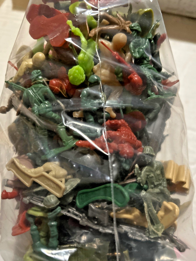 army men 1 pound 8 ounces assorted men and props see below