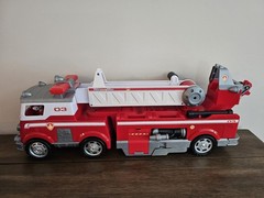 Paw Patrol Ultimate Rescue Fire Truck Ladder Lights Sound Marshall & Water Darts
