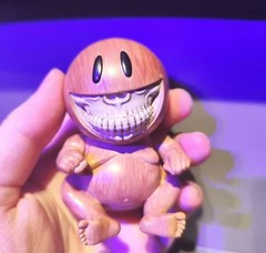 poplife mindstyle wood grinnie art ron english designed art toy maybe 10cm tall
