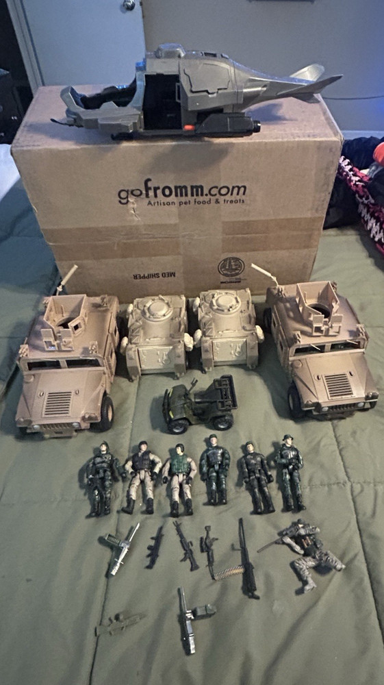 Blue Box ELITE FORCE 1/18 M1114 Up Armored Humvee Lot with 2 M113 plus figures