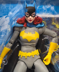 BATGIRL – DC CLASSIC – McFarlane Toys DC Multiverse Action Figure NEW & IN STOCK