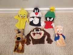 Lot of 6 Vintage 1993 & 1994 Warner Bros. Looney Tunes 12″ Plush Hand Puppets
