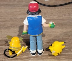 Vintage 1998 TOMY Ash Ketchum Pokemon Figure 4.5″ W/ Pikachu And Raichu