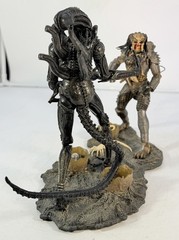 McFarlane Toys 2002 Movie Maniacs Alien vs. Predator Deluxe Set Action Figures