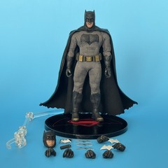 Mezco One:12 Collective Batman v Superman Batman Figure Wired Cape BvS 1:12