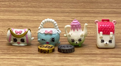 Shopkins 8-Piece Miniatures Collection with 5″ Fabric Zip Bag -GDJ-A-1263