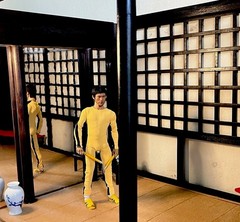 BRUCE LEE 1:6 ENTER THE DRAGON/GAME OF DEATH BOXED SET OF 2 +XTRA HANDS & STANDS