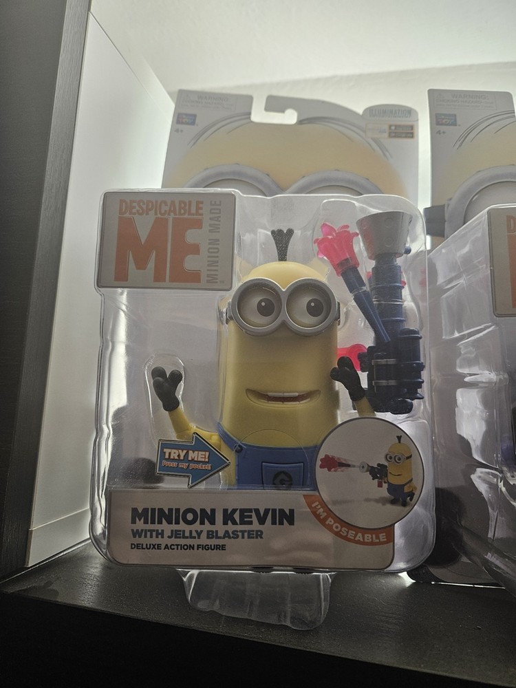 Thinkway Toys Despicable Me Kevin Jelly Blaster Deluxe Poseable Action Figure