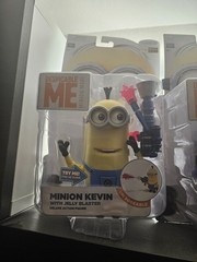 Thinkway Toys Despicable Me Kevin Jelly Blaster Deluxe Poseable Action Figure