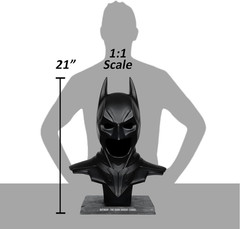 – DC Direct Batman: the Dark Knight (2008) Cowl Replica 1:1 Scale