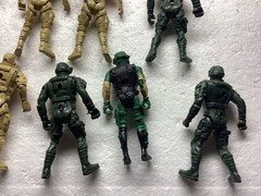 Unbranded Action Figures Army Men Military Soldiers Lot of 11.