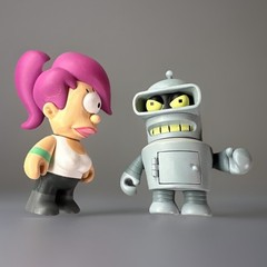 Kidrobot Futurama Series 1 Bender 1/16 + Kidrobot Futurama Mini Series 1 – Leela
