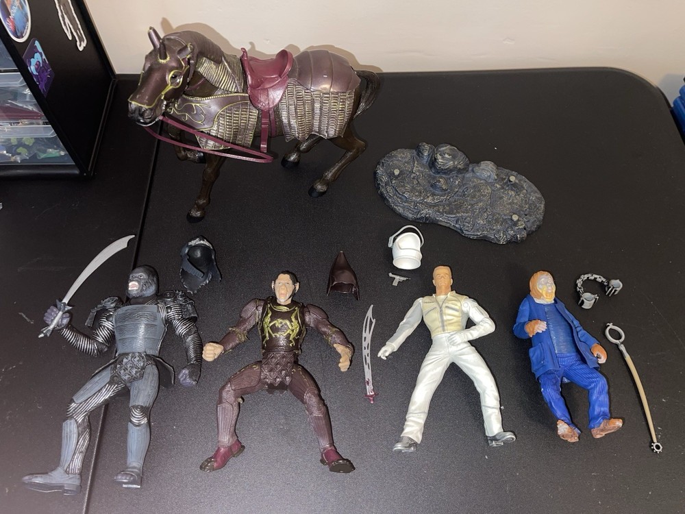 Hasbro 2001 Planet Of The Apes Tim Burton Lot Of Figures And Accessories