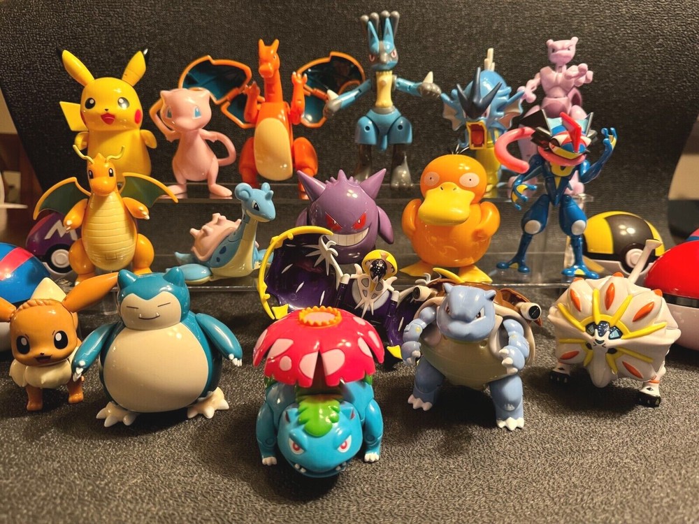 Pokeball with Transforming Pokemon – 17 Styles Available