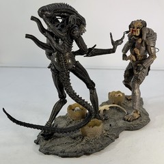McFarlane Toys 2002 Movie Maniacs Alien vs. Predator Deluxe Set Action Figures
