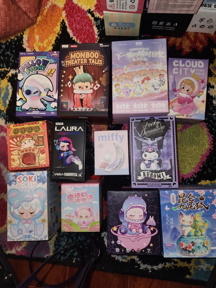 LARGE BUNDLE OF 25 FIGURINE BLIND BOXES F5