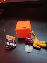 Roblox Celebrity Series 8 GOLDEN MILLIONAIRE Toy +GOLDEN HORNS OF PWNAGE Code