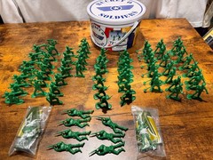 toy story signature collection bucket o soldiers 71/72 Soldiers