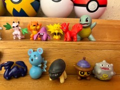 Pokémon PVC lot of 16 mini figures & 4 balls Pokeball