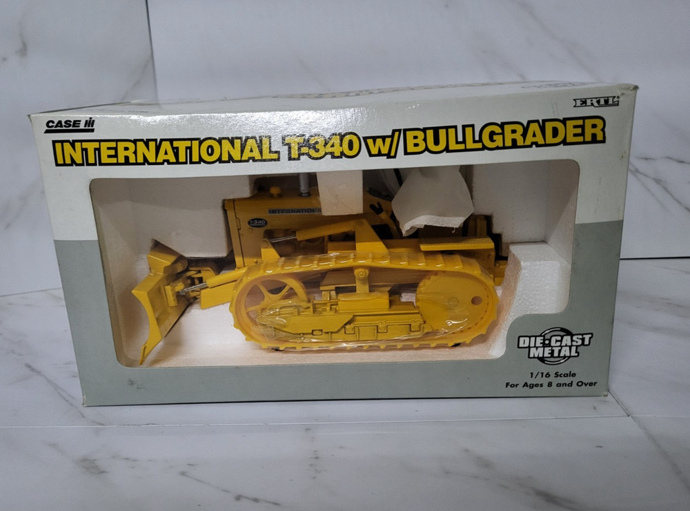International T-340 w Bullgrader 1:16 1998 ERTL Case III Die Cast MIB NEW 4380