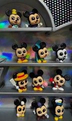 Disney Doorables 32 Mickey Mouse plus 2 Cars