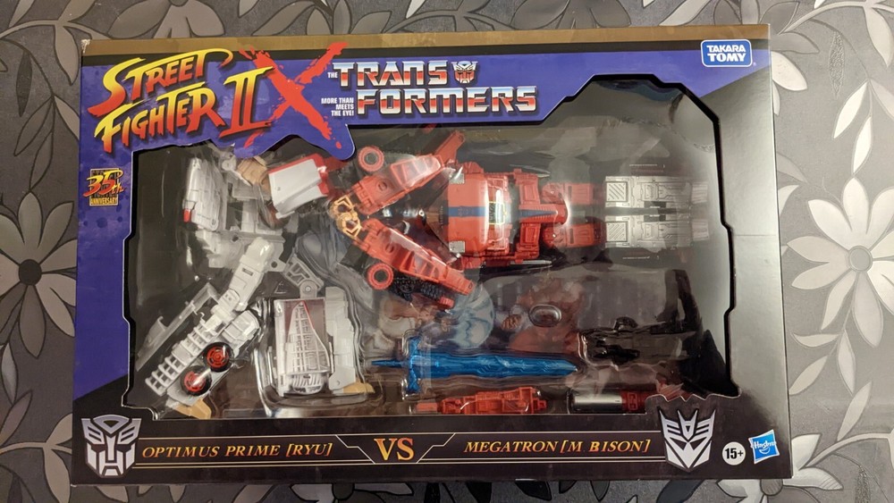 Transformers Street Fighter II Optimus Prime (RYU) vs Megatron (BISON)