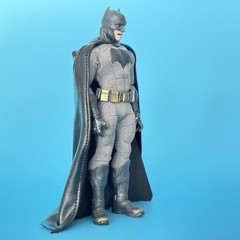 Mezco One:12 Collective Batman v Superman Batman Figure Wired Cape BvS 1:12