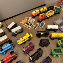 HUGE LOT – 200 pieces THOMAS AND FRIENDS TRAINS Wood Die Cast Plastic toys