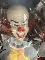 Mezco Toyz IT Talking Pennywise 1990 15 in Figure Brand New Box Damage