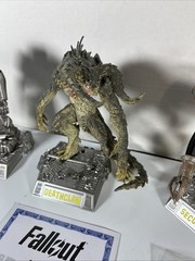McFarlane Movie Maniacs Fallout Deathclaw,Securitron,Lucy,Maximus & Ghoul **Read