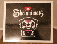 Skelanimals Maxx Bulldog Glow In The Dark Vinyl Figure NEW creepy-Free Shipping