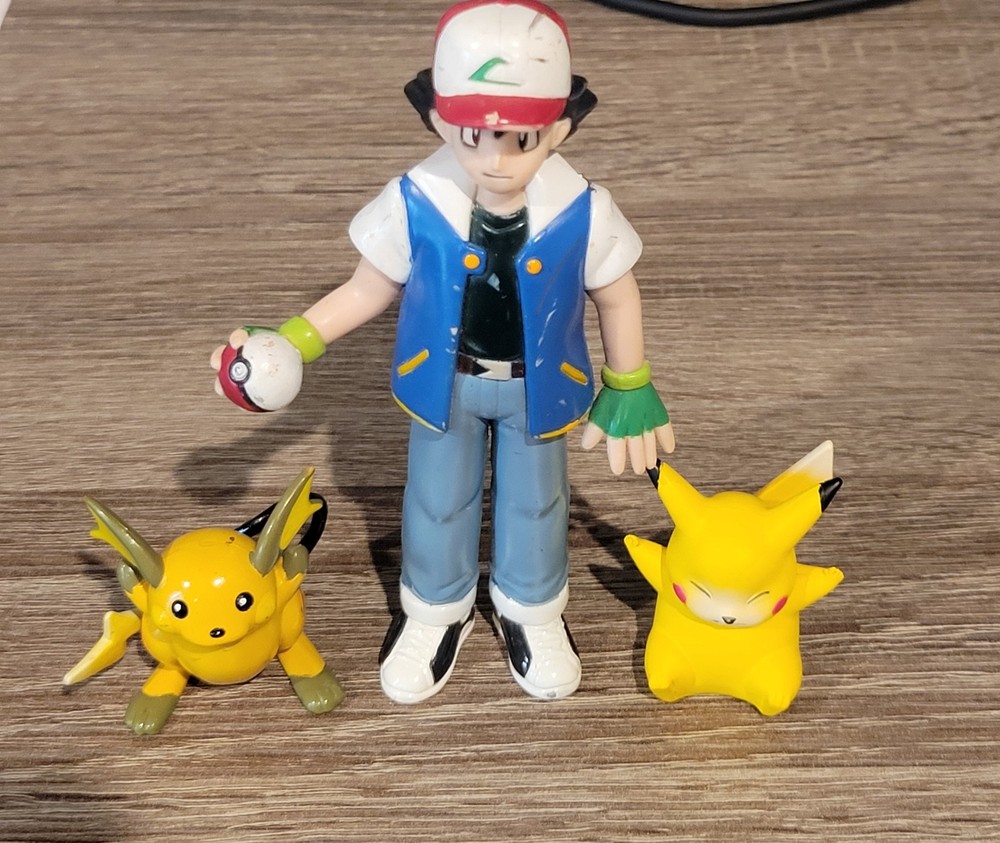 Vintage 1998 TOMY Ash Ketchum Pokemon Figure 4.5″ W/ Pikachu And Raichu