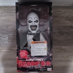 Mezco MDS Mega Scale Terrifier Art the Clown 15″ Talking Figure PRE-OWNED