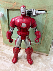 Vintage 1995 Toy Biz Marvel Iron Man Red Silver Armor 10.25″ Figure w Cannon