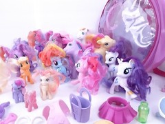 My Little Pony lot of 21 various Ponies Tons of Accessories and bag Free Ship