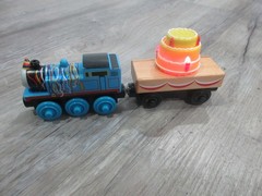 BIRTHDAY THOMAS with MUSICAL CAKE CAR 2012 /Thomas & Friends Wooden Trains Y4501