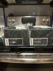 Shoeuzi – No Future – Original Packaging with Box, Stand and Gloves