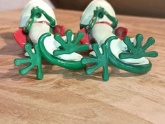 Toy Lot of 2 Geico Gecko Advertising Dolls With Capes Vinyl Figurines 4″ Tall
