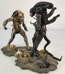 McFarlane Toys 2002 Movie Maniacs Alien vs. Predator Deluxe Set Action Figures