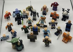 Roblox ROB0363 Series 6 From The Vault 20 Assassin Set in Hand Action Figure