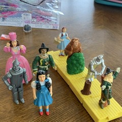 The Wizard of Oz Plastic Figure Set: Dorothy, Tin Man, Lion, Glinda + Base